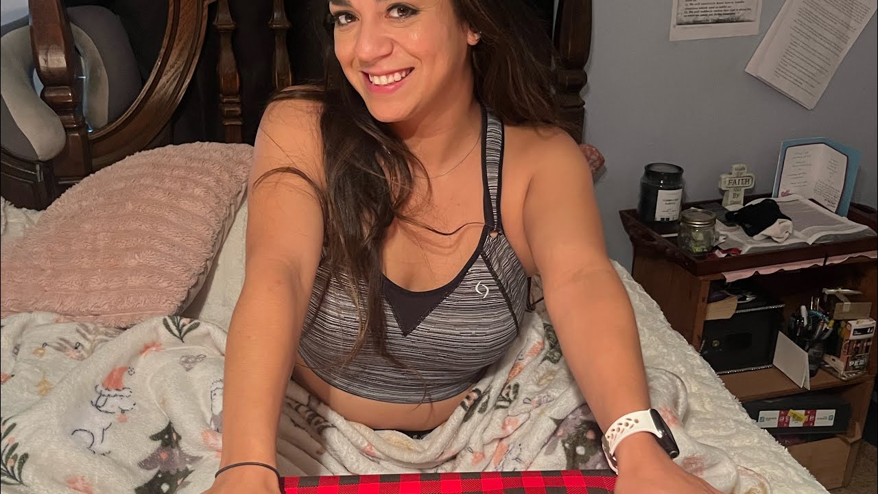 Sexy girl opening Christmas present 🎁