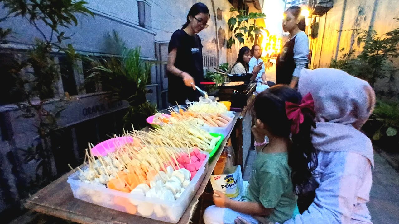Mencari Takjil Sate-Satean Jadoel Kampung Lawas Tunjungan D'Kampoenk