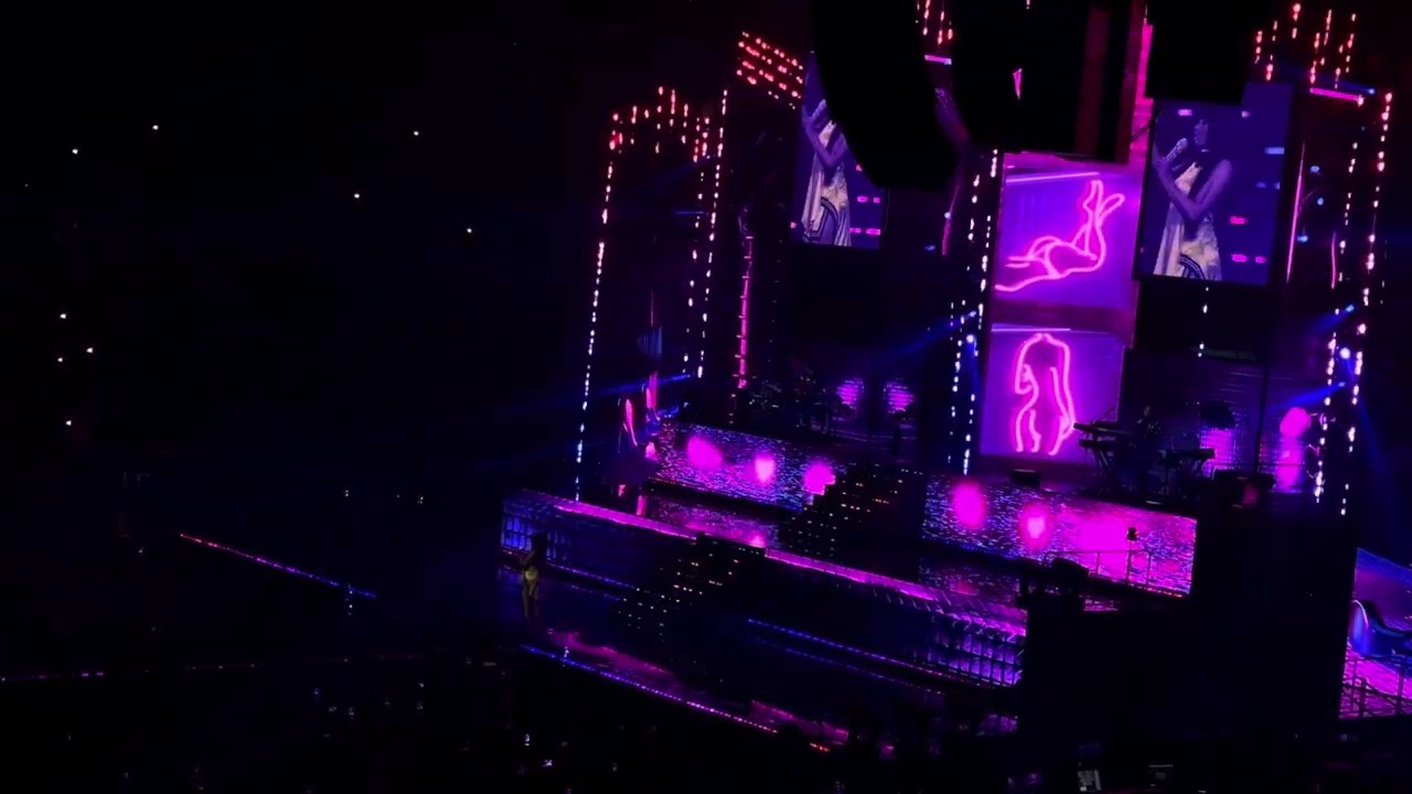 NICKI MINAJ | Favorite [Live at Oakland Pink Friday 2 World Tour 2024]