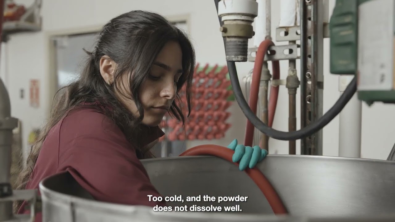 Mixing Land O’ Lakes Milk Replacer (Spanish)