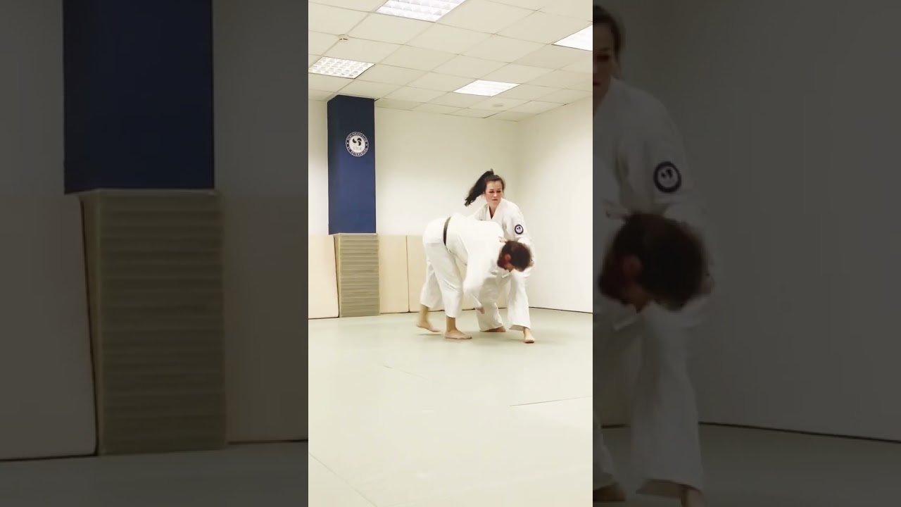 Бросок разворотом от прямого удара. #shorts #aikido