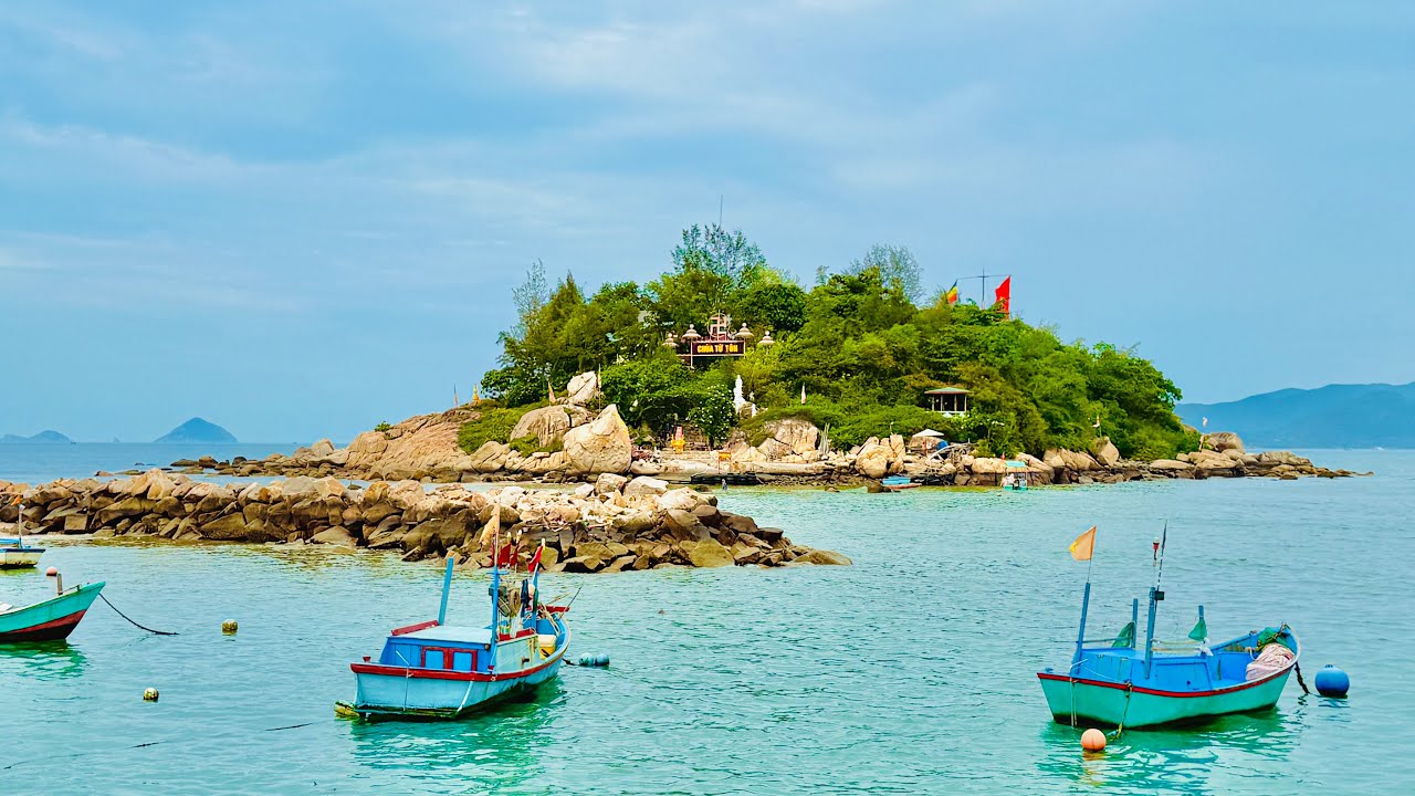 CHÙA GIỮA BIỂN gây tò mò du khách đến Nha Trang