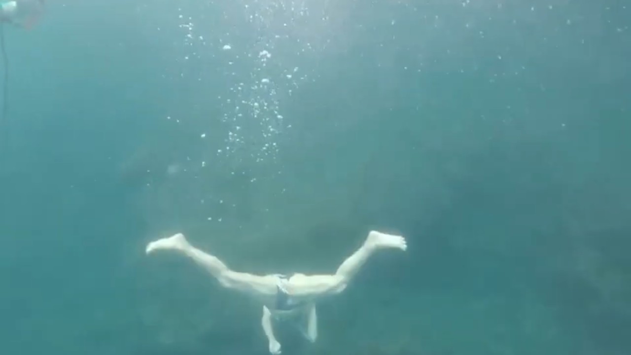 Underwater woman freediving no fins M011