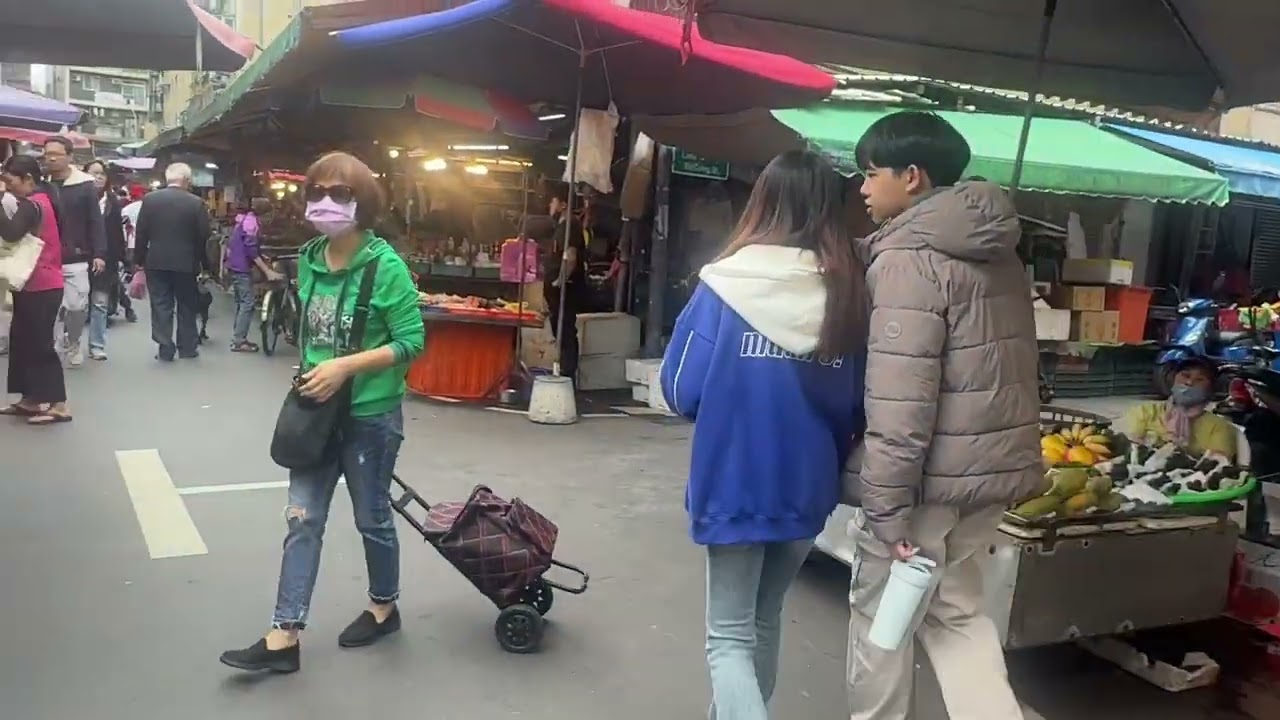 在台北松山區的富錦街和新东街交界口，有一個新東巿場，早期叫草埔市場，是一個為數不多的傳統市場.  大凡婆婆媽媽們日常過日子所需的雞鴨魚肉蔬菜水果，還有一些廚房用品在這條路上都能找到.