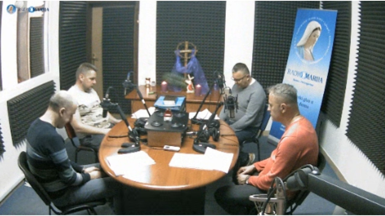 Molitva krunice Bogu Ocu koju predmole očevi obitelji u mostarskom studiju Radio Marije u BiH