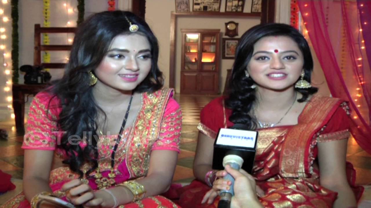 Swaragini Navratri special | Helly Shah aka Swara teaches Gujrati to Tejaswi aka Ragini