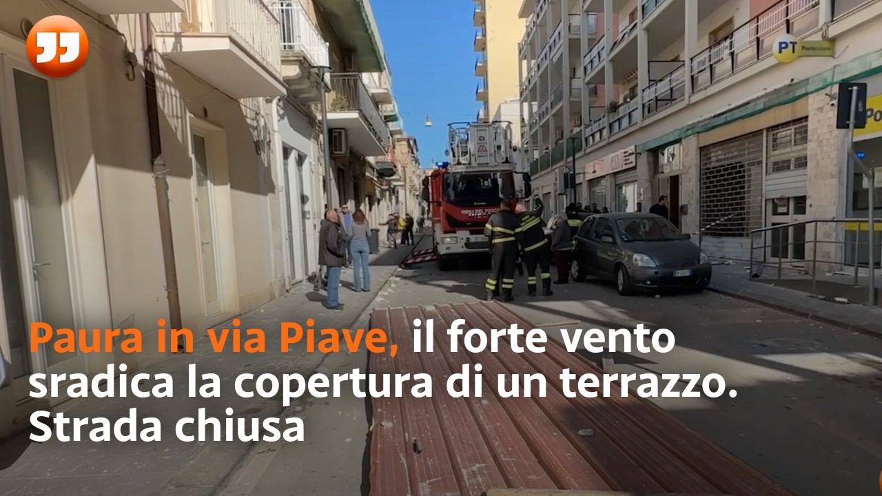 Paura in via Piave, il forte vento sradica la copertura di un terrazzo