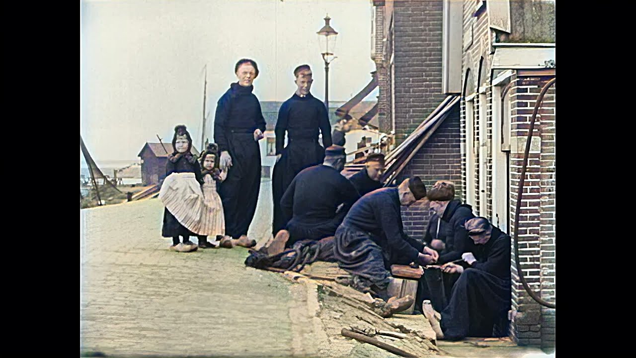 The picturesque village of Volendam in the 1930s in color! [AI enhanced & colorized]