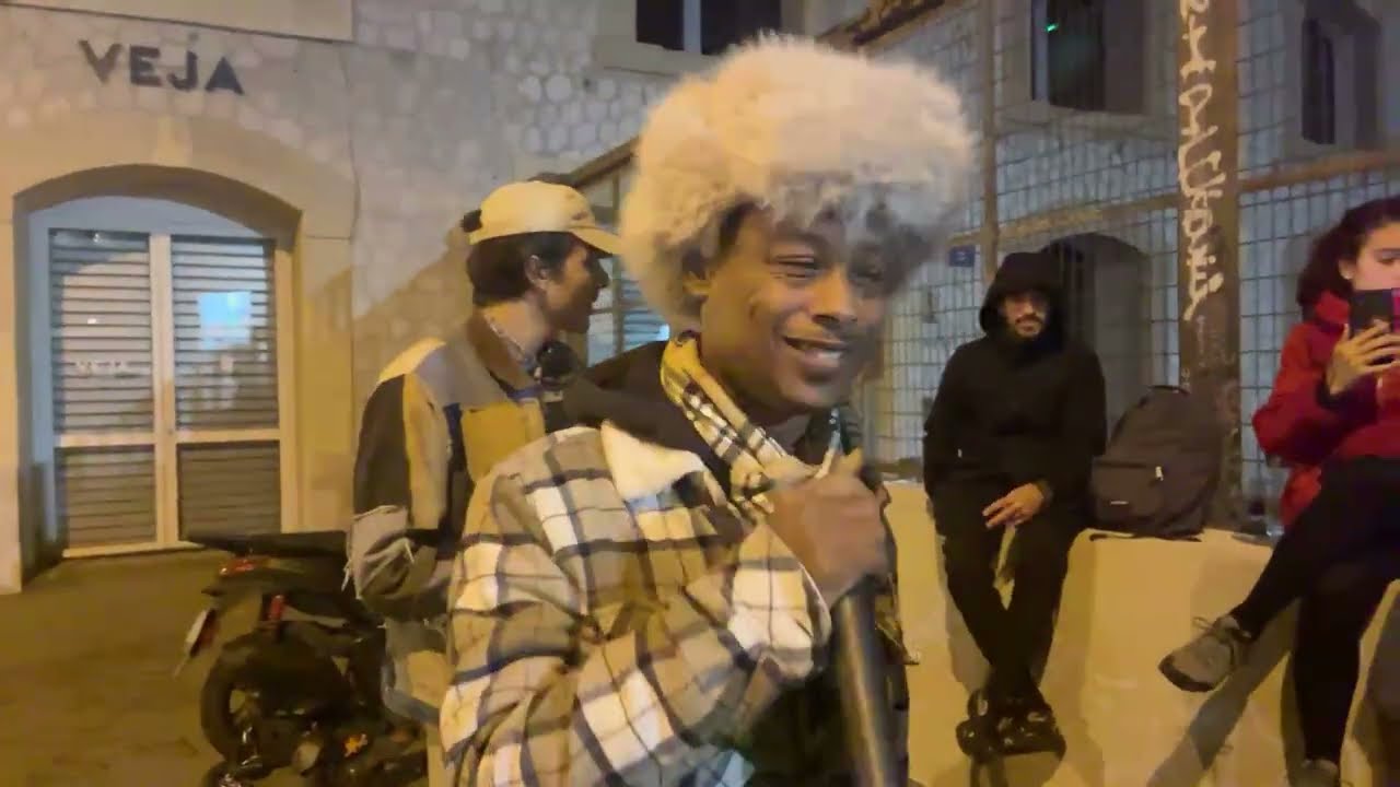 Open mic dans la rue &agrave; Marseille devant la friche