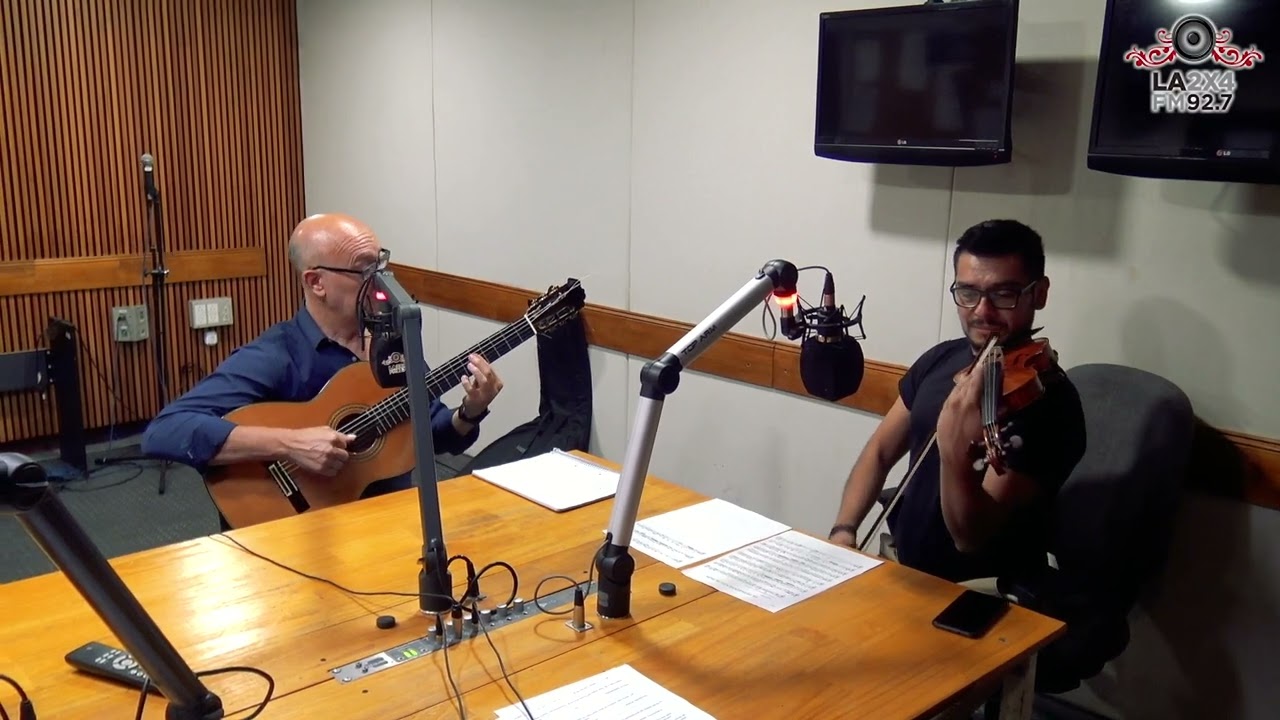 El guitarrista César Angeleri y Pablo Farhat en violín interpretaron "La casita de mis viejos"