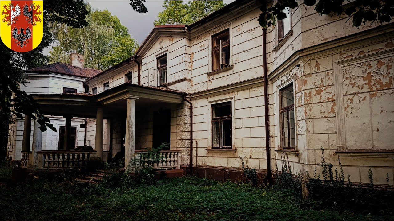 Okazały Dwór z Obrastającą Czarną Pleśnią w Województwie Łódzkim. Dwór w Stylu 