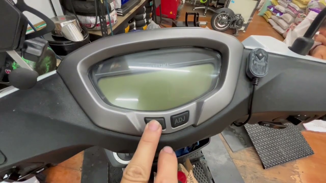 SUZUKI SWISH 125 台鈴 七期 機油燈消除教學 機油里程設定 消除機油燈 機油燈歸零 engine oil 教學 儀表操作教學