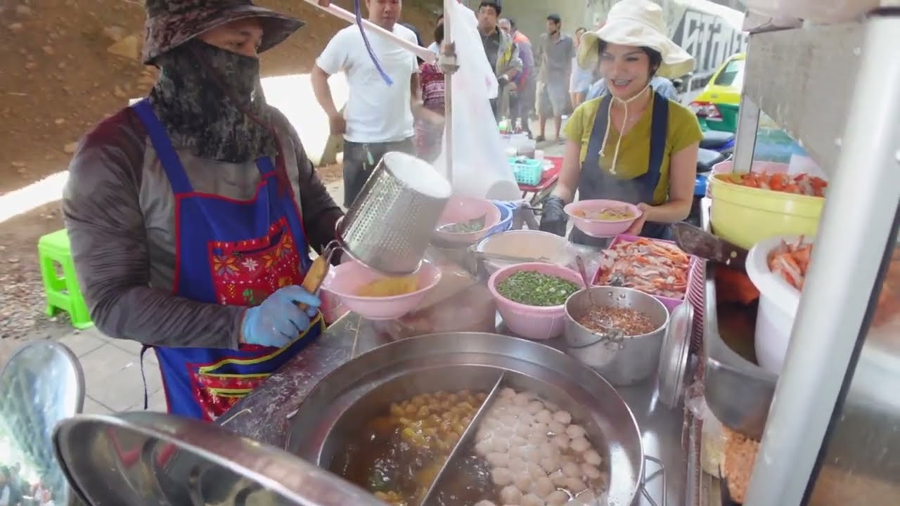 ร้านเล็กแต่ใจใหญ่ เด็ก คนแก่ คนท้องคนตกงานกินฟรี!!.. สั่งพิเศษ 50 บาทบะหมี่กี่ก้อนก็ได้ไม่จำกัด