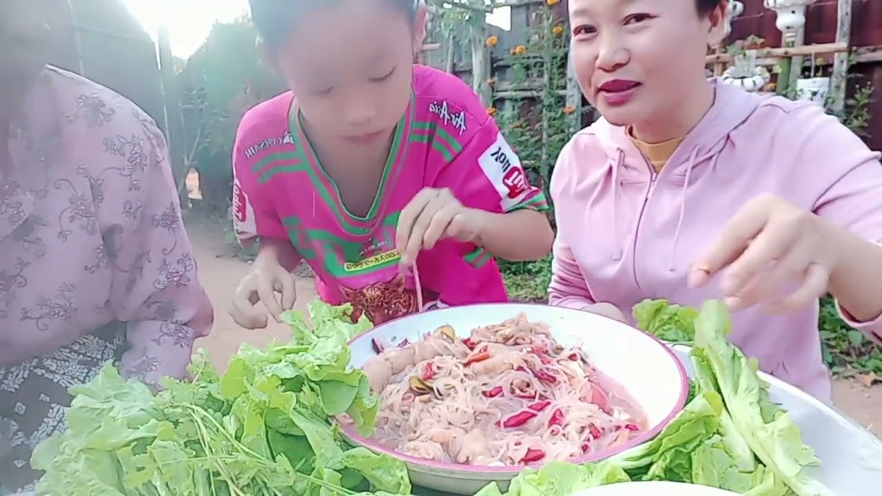 ตำข้าวปุ้นใส่ตีนไก่เด้งๆ#สาวลาวกินแซ่บ