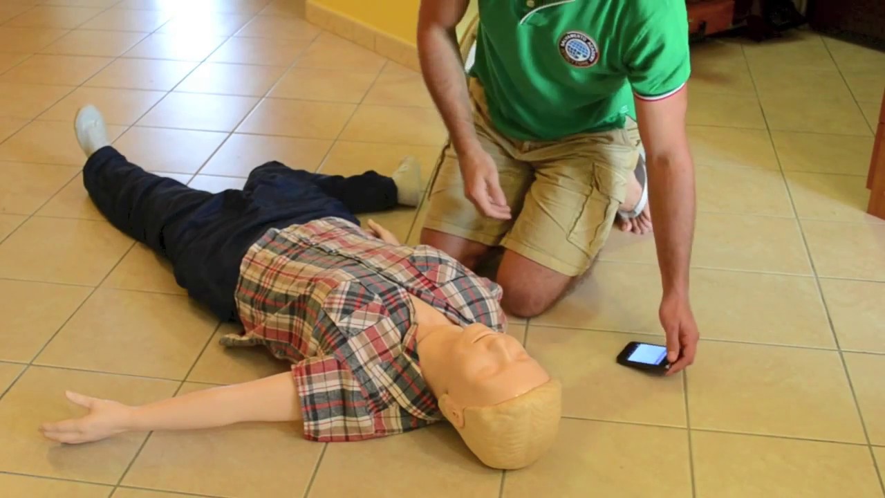 Primo soccorso con defibrillatore - by Salvamento Academy