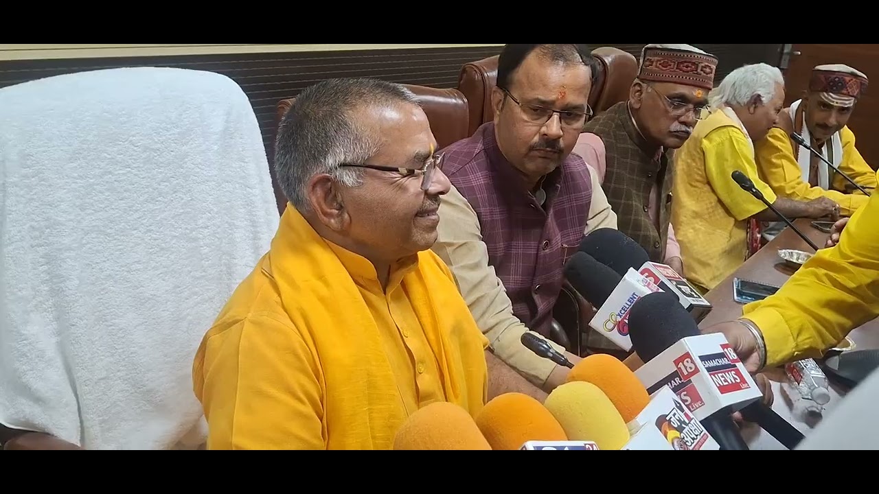 गौ संरक्षक के प्रदेश अध्यक्ष श्याम बिहारी गुप्त का सर्किट हाउस बनारस में प्रेस कॉन्फ्रेंस करते हुए