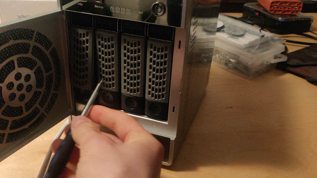 Netgear ReadyNas NV+: Removing drives without using button