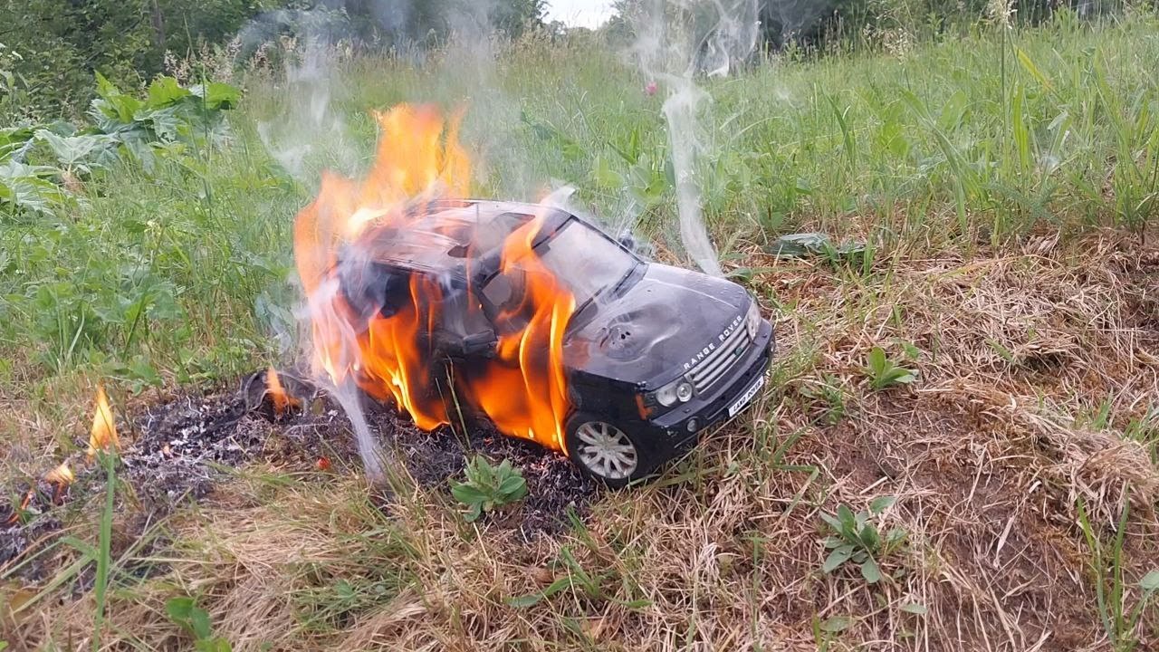 Range Rover in fire