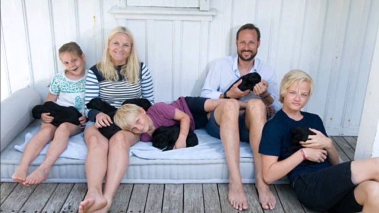 Prince Haakon Magnus & Crown Princess Mette Marit kissing compilation