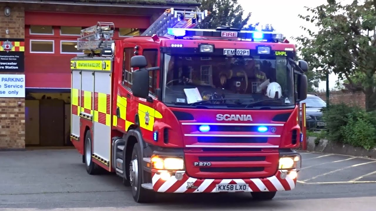 ON CALL FIREFIGHTERS ARRIVING! Towcester Pump turnout - Northamptonshire Fire & Rescue Service