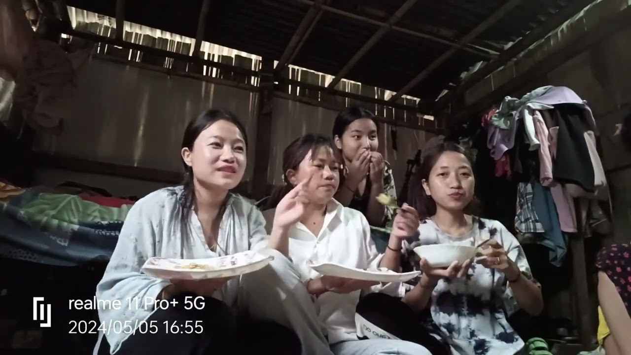 eating Maggi with friends 😅