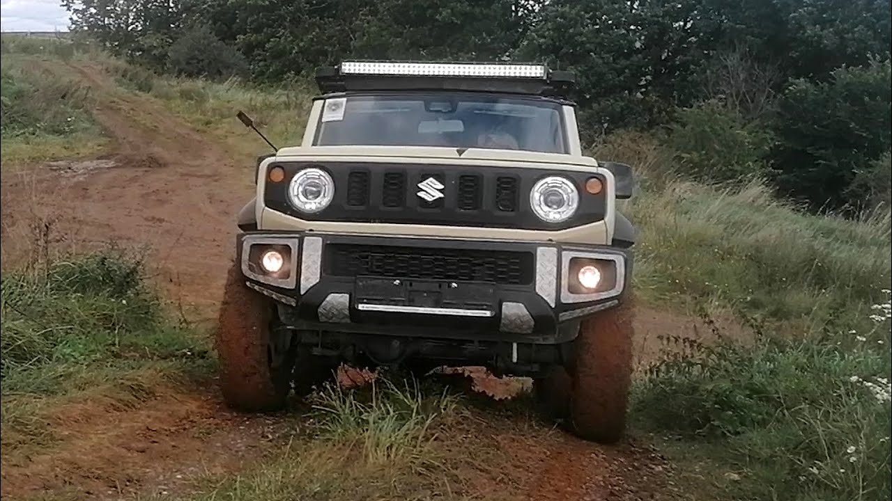Marcus & Melanie mit ihrem Suzuki Jimny GJ beim Basis-Fahrtraining von 