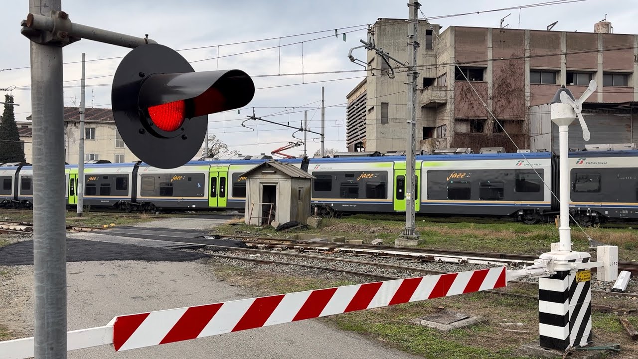 NESSUNO SE LO ASPETTAVA… dopo il REGIONALE le sbarre rimangono ABBASSATE e arriva il TRENO A VAPORE!