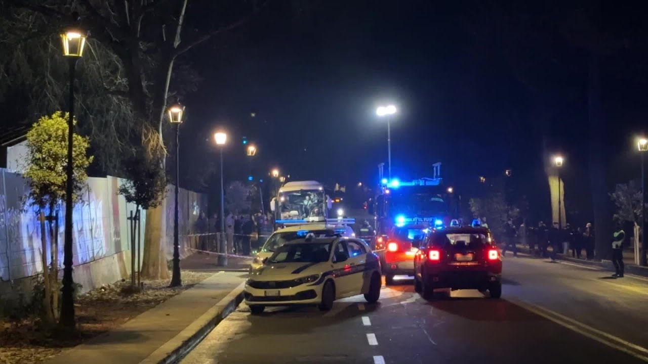 Incendio a villa Borghese, le immagini del capanno bruciato e delle verifiche dei vigili del fuoco