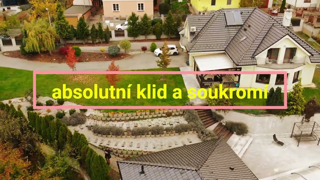 Prodej domu 6+kk s domkem 3+kk, krytý bazén, parking, Praha 5 - Lochkov, ulice K Úvozu