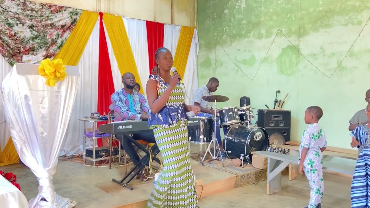 Chant d'ensemble de louange en français lors du culte Temple Shalom EEI-Colsama à Bobo le1er-02-2026