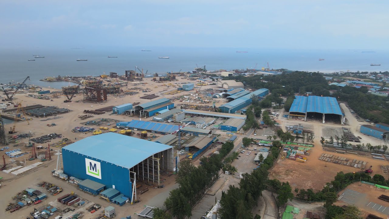 Pelabuhan Cargo Batam dan Kawasan Industri Berat McDermott (Drone view)