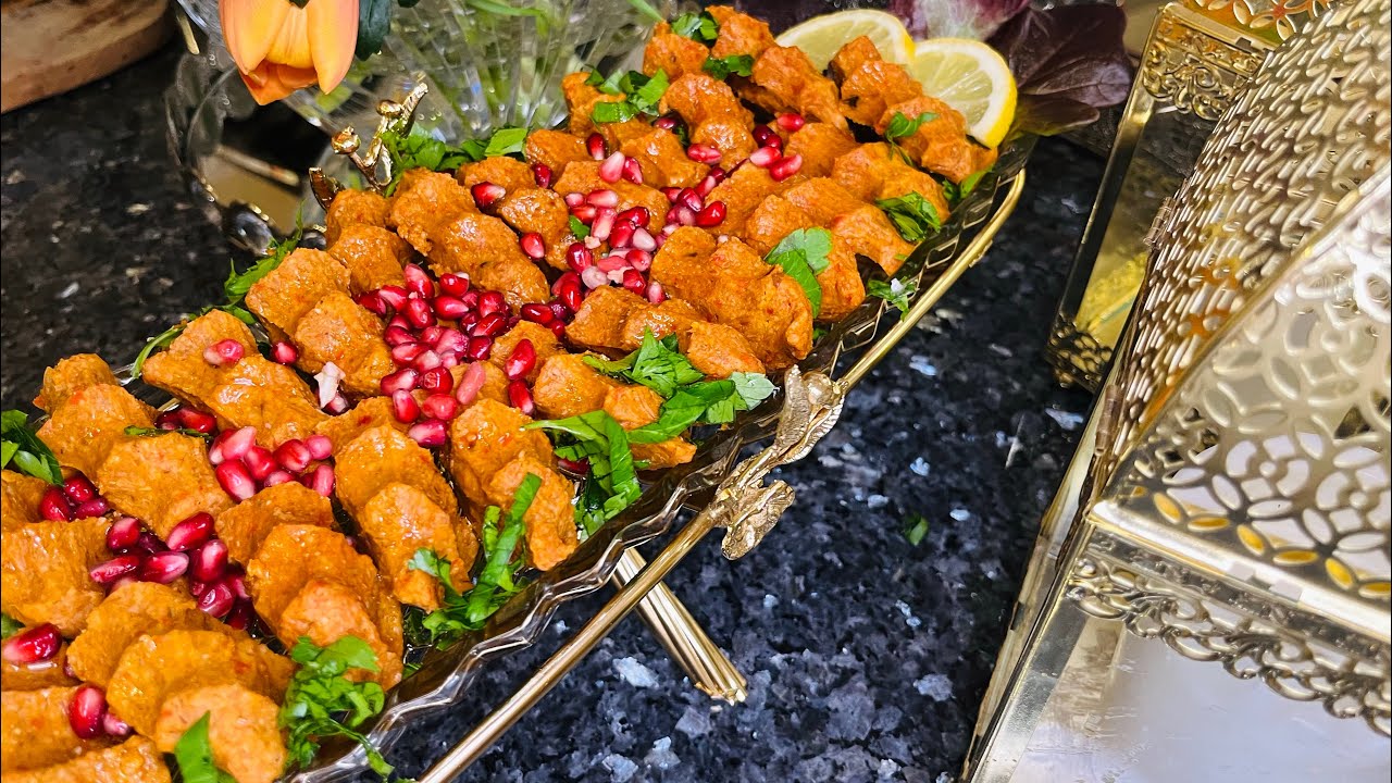 فعلاً تستحق المليون 👍🏻الكبة النية بزيت الزيتون على طريقة حلب الأصيل أكيد غير😋 kibbeh nayeh
