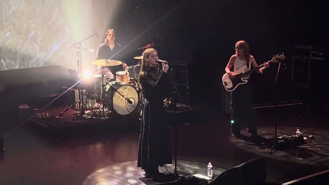 ETHEL CAIN - Dust Bowl - Childish Behaviour Tour - live Paris @ Le Trianon - 3 June 2024