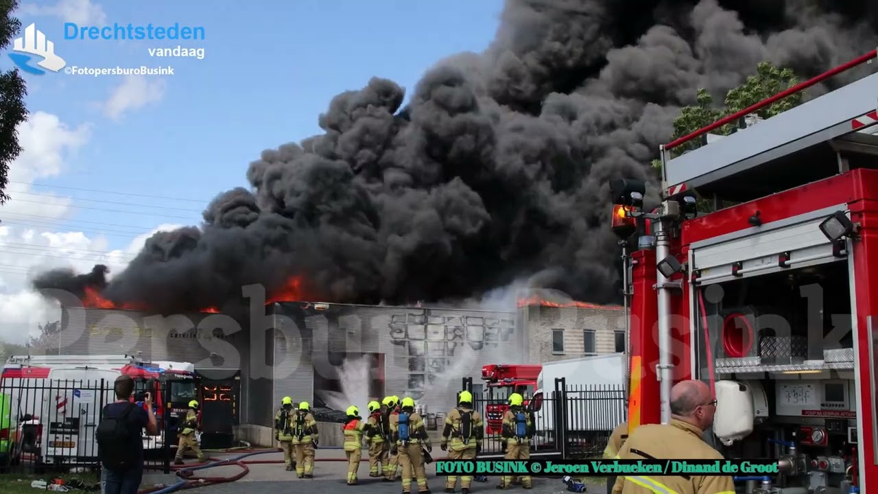 Zeer grote brand verwoest bedrijfspand in Alblasserdam