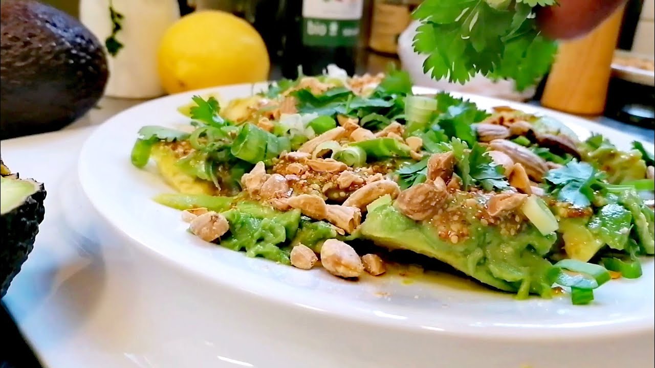 Лучший салат из авокадо с жареным миндалем в лимонно-горчичном соусе 🥑 простой и вкусный рецепт