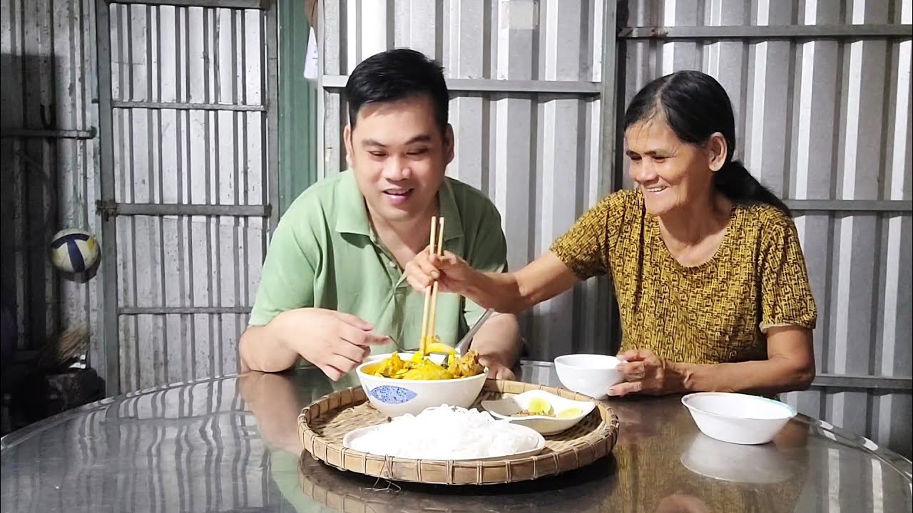 Chiều Mưa Ấm Lòng - Mẹ Nấu Cà Ri Gà Cho Hai Mẹ Con | Quê Nhà Còn Mẹ