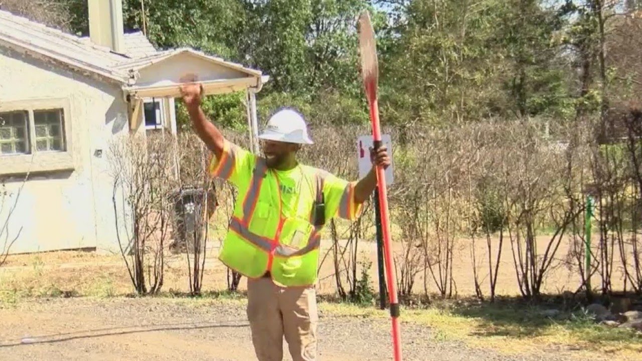 Traffic Flagger In Paradise Becomes Social Media Sensation
