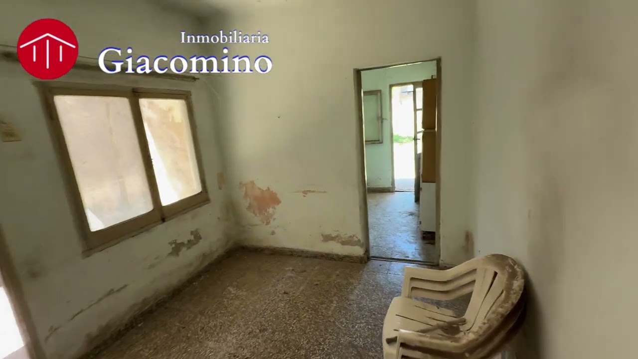 Inmobiliaria Giacomino vende casa y local a refaccionar en Carlos Tejedor