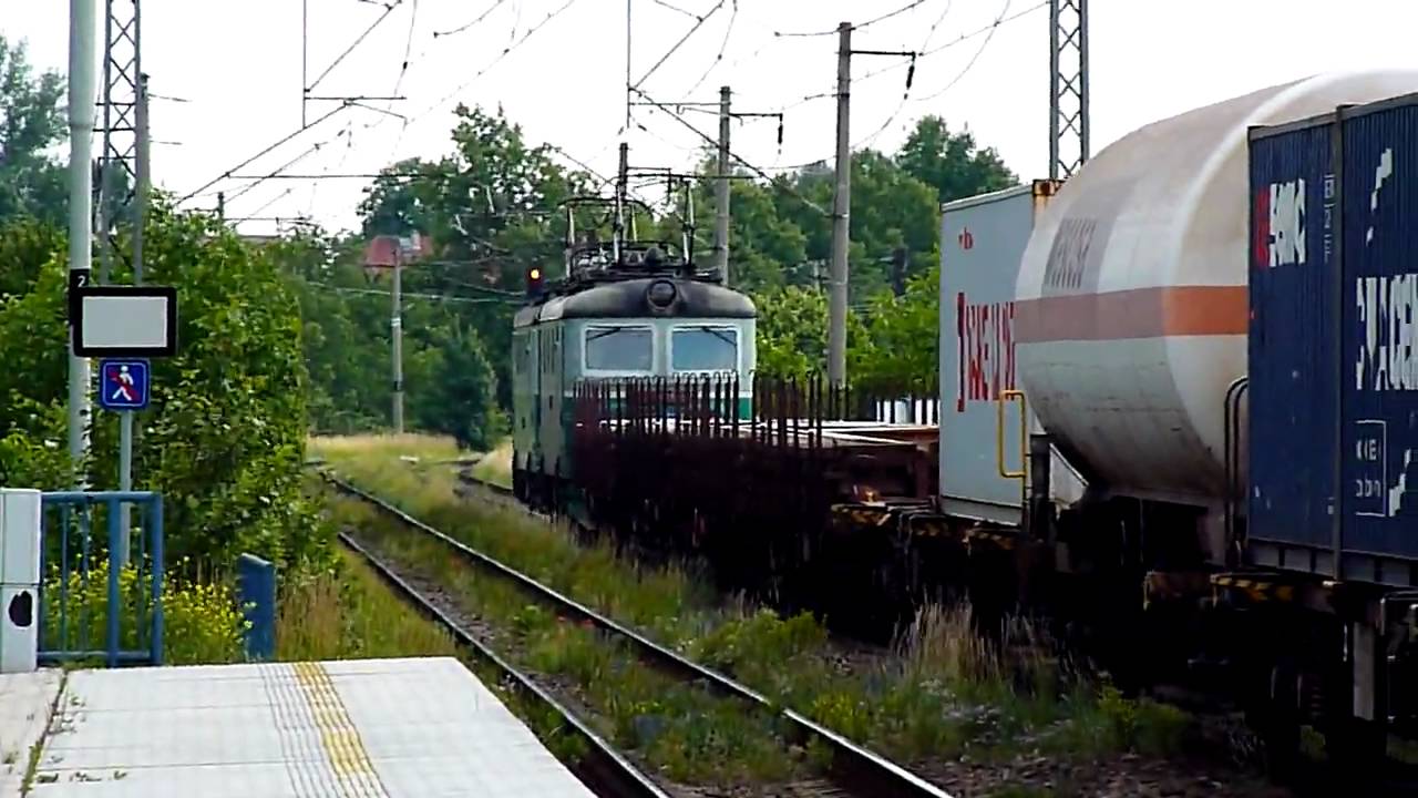 Lokomotiva 123.012 a 123.006 rozjíždí Pn po zastavení před zastávkou Čelákovice - Jiřina