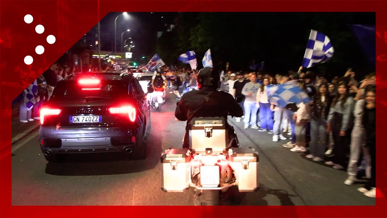 Grande festa a Como dopo la promozione in Serie A, immagini da scooter dei tifosi lungo le strade