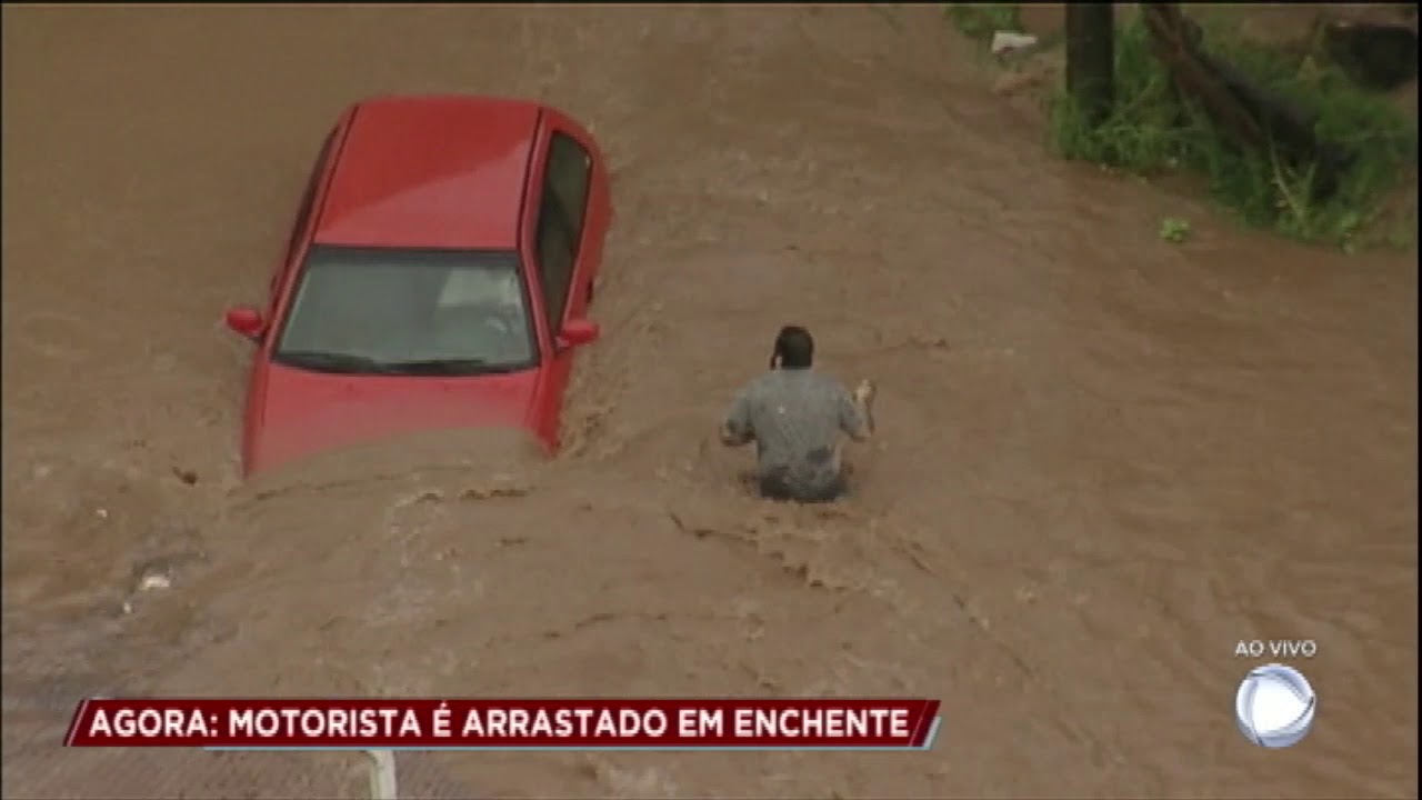 Cidade Alerta flagra resgate de homem em enchente