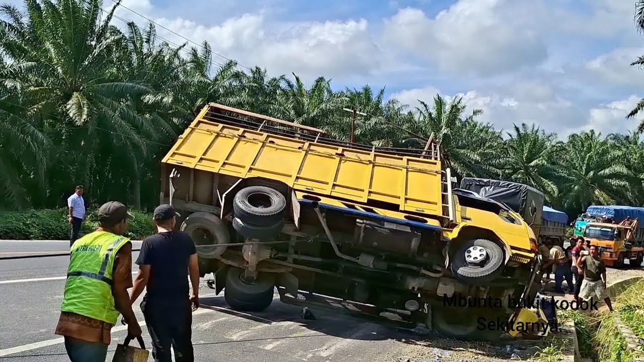 EVAKUASI || Truck Terguling Akibat Supir Hilang Kendali