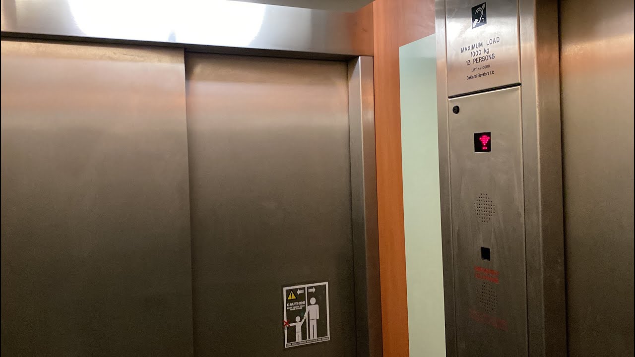 Very Nice Oakland Lift at Next in North Quay Retail Park, Lowestoft