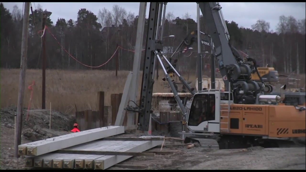 Liebherr - Piling rig LRH 100 with special leader kinematics