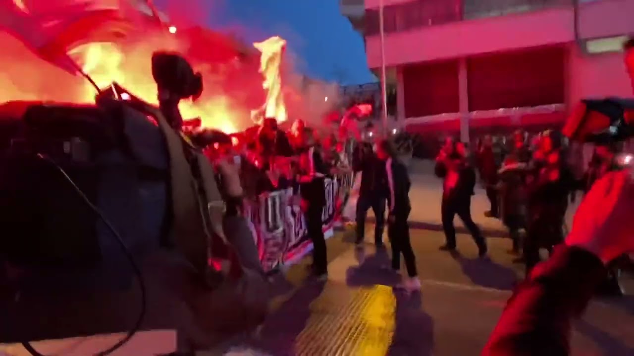 Recibimiento de la afición del Rayo Vallecano y en la previa de los cuartos de Copa ante el Mallorca