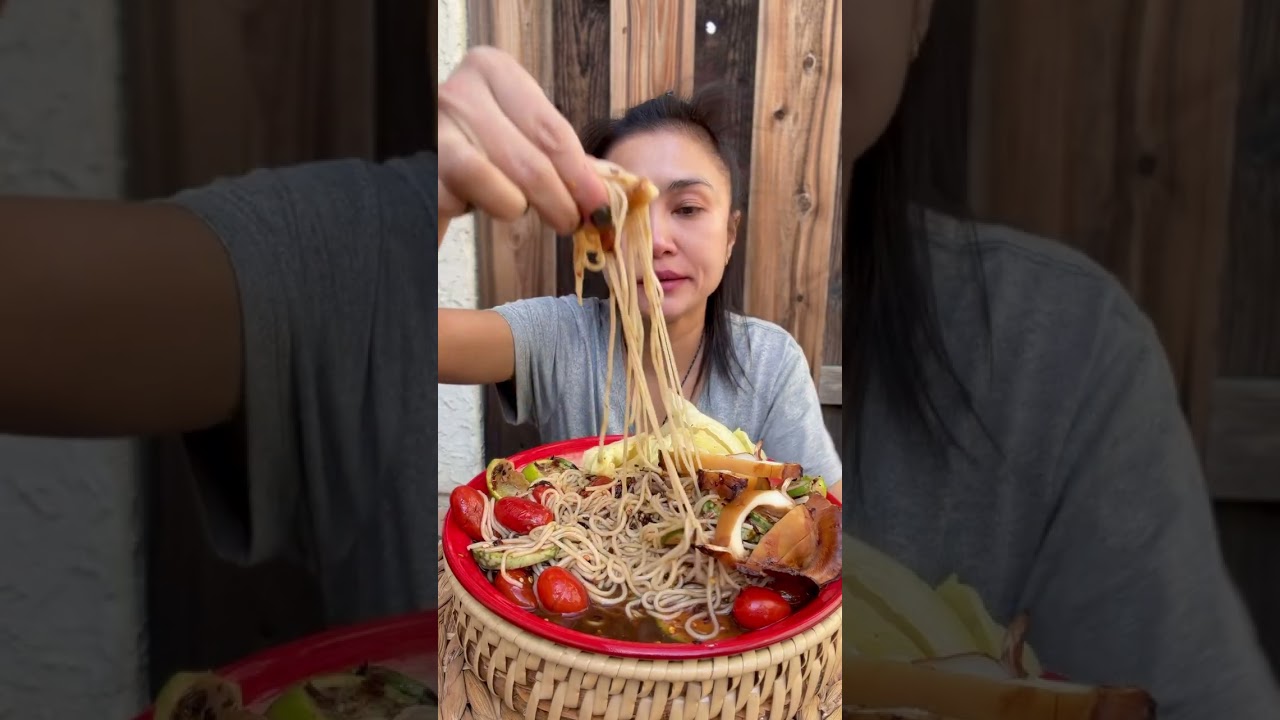 กินตำซั่ว ปลาาหมึกย่าง อยู่หน้าบ้าน นั่งกินด้วยความทุลักทุเล 😅