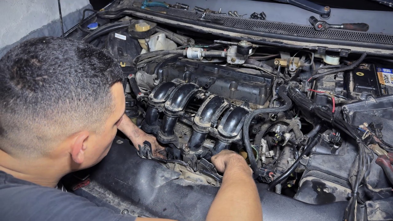 Porque o reparo de certos carros são mais caros que outros - Remoção do cabeçote
