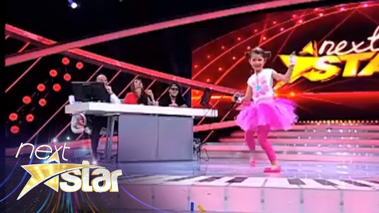 Carina Mihaila isi demonstreaza talentul de actrita in fata unui juriu inedit
