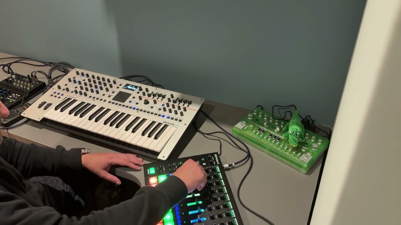 Techno Vibes - Roland MC-707, Gaia 2