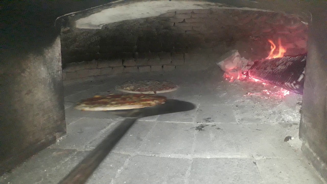 Pizza Artesanal Assada no Forno a Lenha    #pizza#deliciosa#assada#forno#alenha#